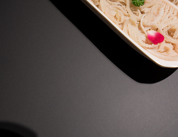 Kompaktní laminátová pracovní deska proti otiskům prstů